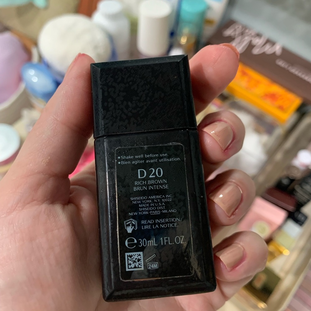 Shiseido Refining Foundation SPF 15 in Black Packaging - Picture 2 of 3